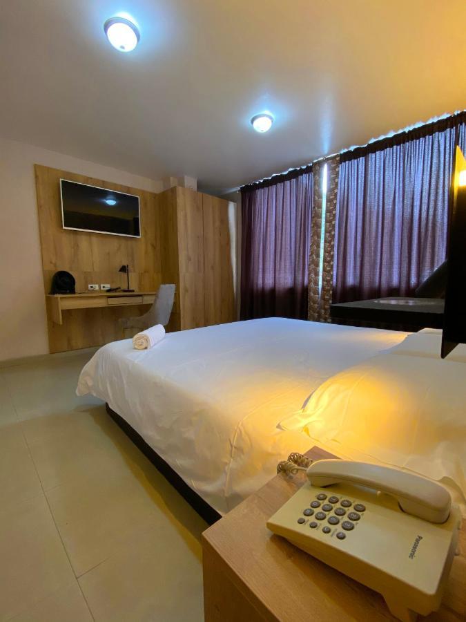 Hotel Wampushkar Zamora Екстер'єр фото
